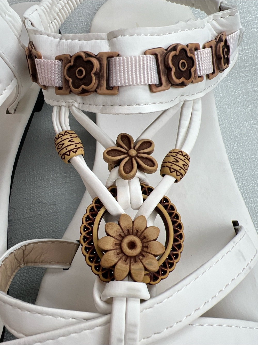 White sandals with elastic ankle band and ornate flowers as decor - Picture 3 of 5